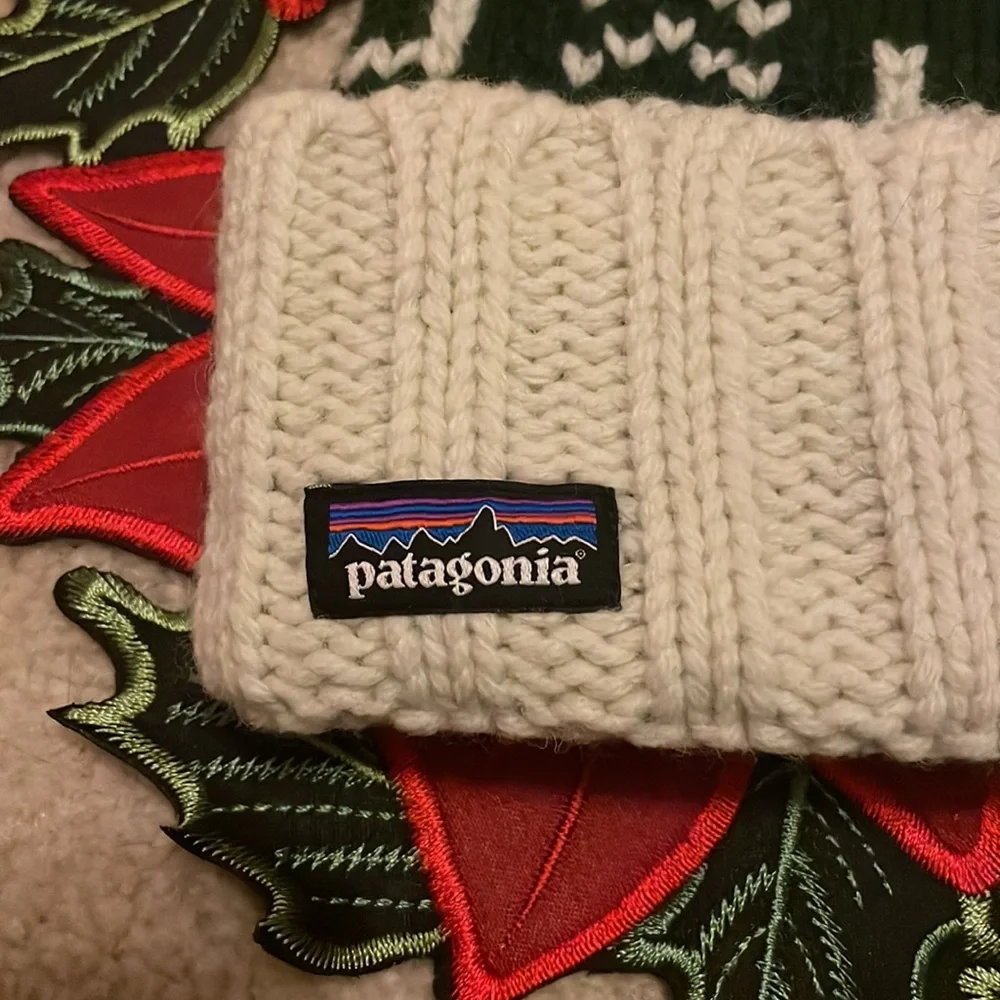 Brand New Patagonia Women's Snowbelle Beanie Wool Pom Hat Evergreen Flakes Green - Picture 11 of 16